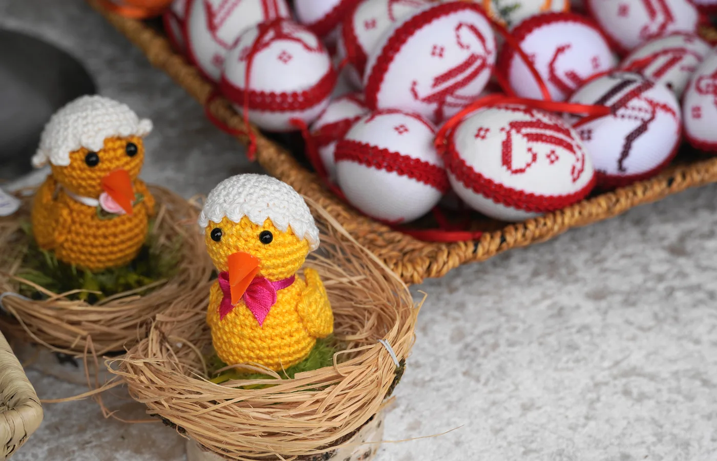 Petits poussins crochetés installés dans des nids de paille